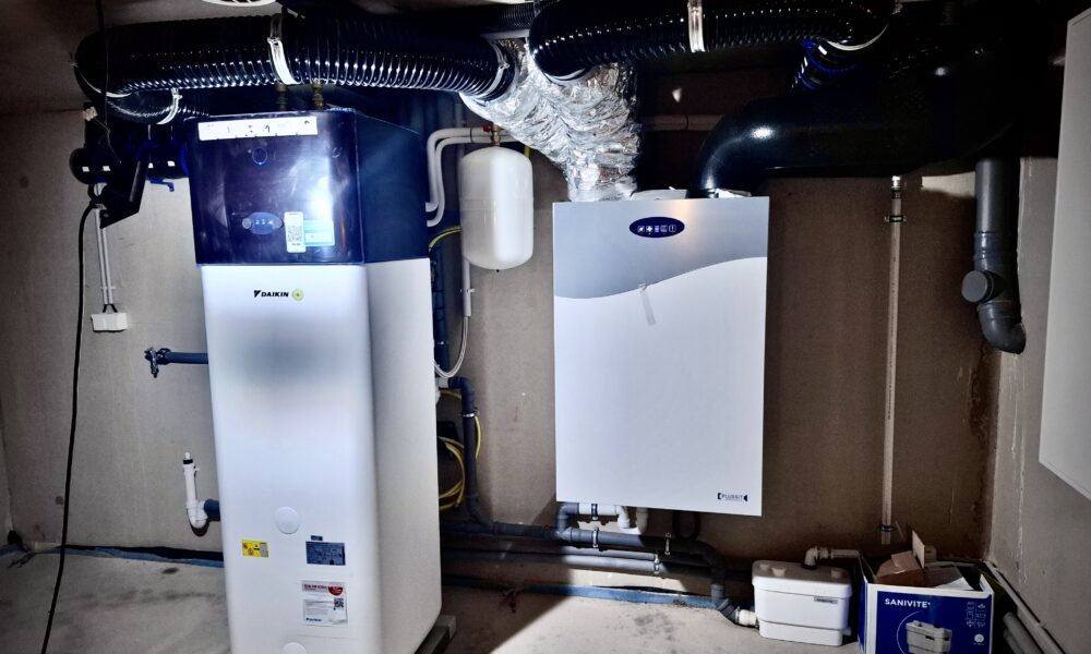 Moderne Daikin-Wärmepumpe mit Pufferspeicher und Lüftungssystem – installiert von Schiffbauer Heizung Sanitär ECO in Engelskirchen.