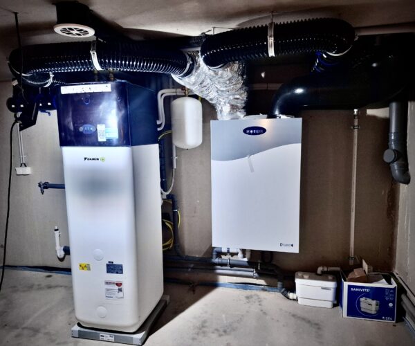 Wohnzimmer mit Klimaanlage, leicht bewegte Vorhänge, ruhige Atmosphäre.