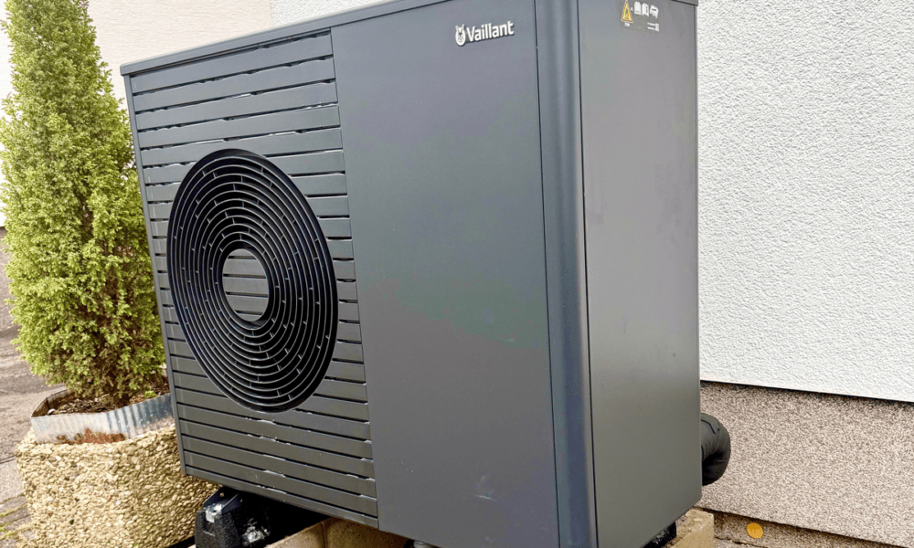 Moderne Wärmepumpe im Außenbereich – effiziente Heiztechnik von Schiffbauer ECO.