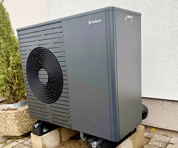 Moderne Wärmepumpe im Außenbereich – effiziente Heiztechnik von Schiffbauer ECO.