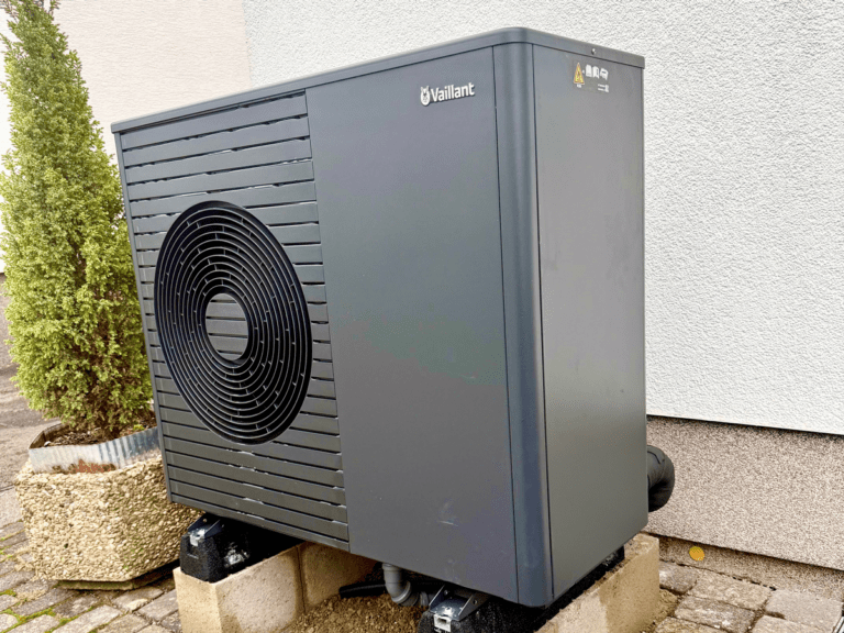 Moderne Wärmepumpe im Außenbereich – effiziente Heiztechnik von Schiffbauer ECO.