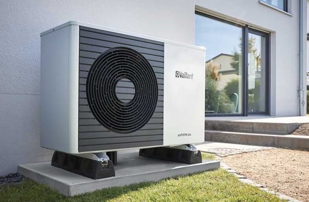 Energieeffiziente Außen-Wärmepumpe an einem Einfamilienhaus – förderfähige Heiztechnik von Schiffbauer ECO