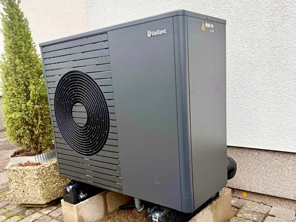 Energieeffiziente Außen-Wärmepumpe neben einem Einfamilienhaus, installiert von Schiffbauer ECO in Engelskirchen