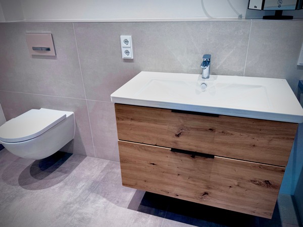 Modernes Badezimmer mit Waschtisch in Eiche und schlichter, eleganter Raumgestaltung, umgesetzt von Schiffbauer ECO