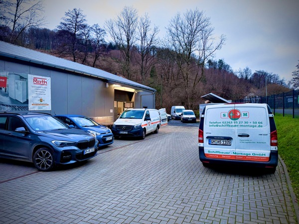 Außenansicht des Firmenstandorts der Schiffbauer ECO GmbH mit Servicefahrzeugen in Engelskirchen